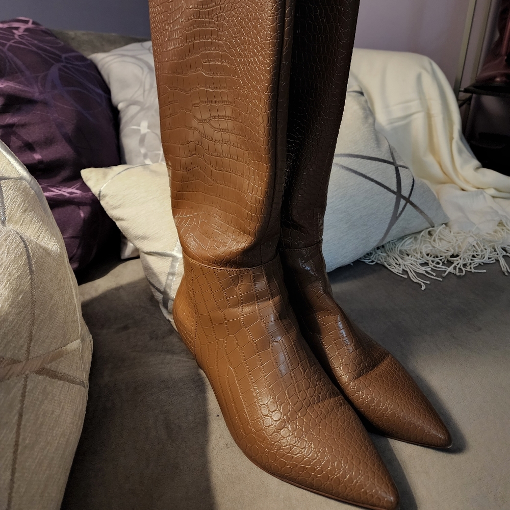 Wide calf kitten heel boot